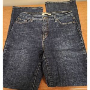 Levi 12M Perfectly Slimming 512 Boot Cut Jeans. Measures approx 31W x 31 inseam